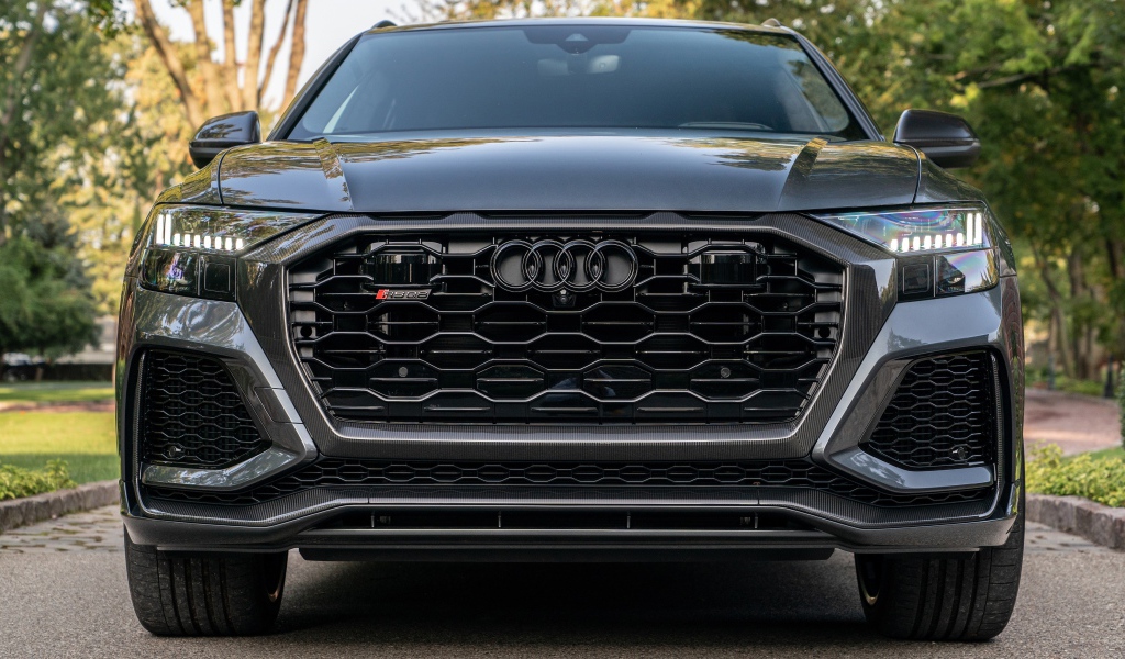Черный автомобиль  Audi RS Q8, 2021 года вид спереди