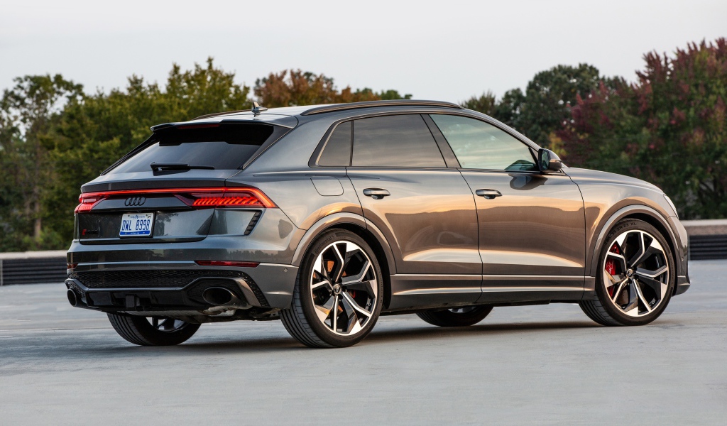 Автомобиль  Audi RS Q8, 2021 года вид сзади
