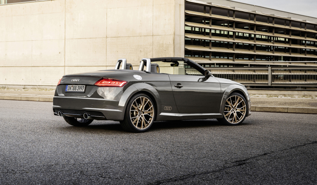Автомобиль кабриолет Audi TT Roadster, 2021 года вид сзади