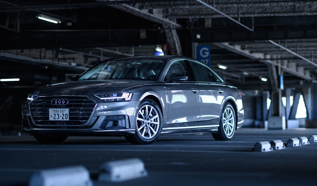 Автомобиль Audi A8 55 TFSI Quattro под мостом