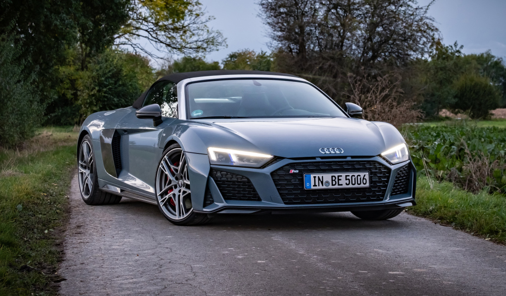 Автомобиль Audi R8 V10 вид спереди