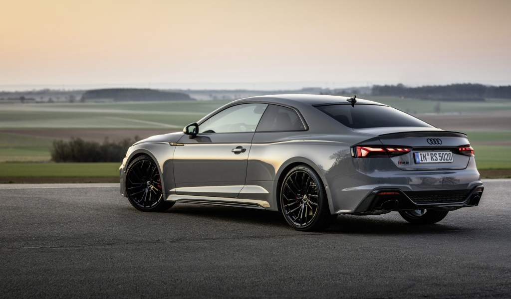 Автомобиль Audi RS 5 Coupe вид сзади 
