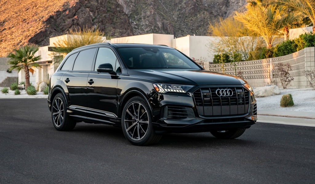 Черный внедорожник Audi Q7 55 TFSI Quattro, 2020 года у горы