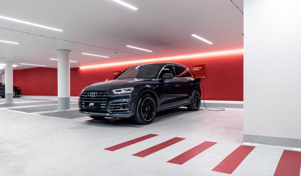 Черный автомобиль ABT Audi Q5 55 TFSI E 2020 года на заправке 
