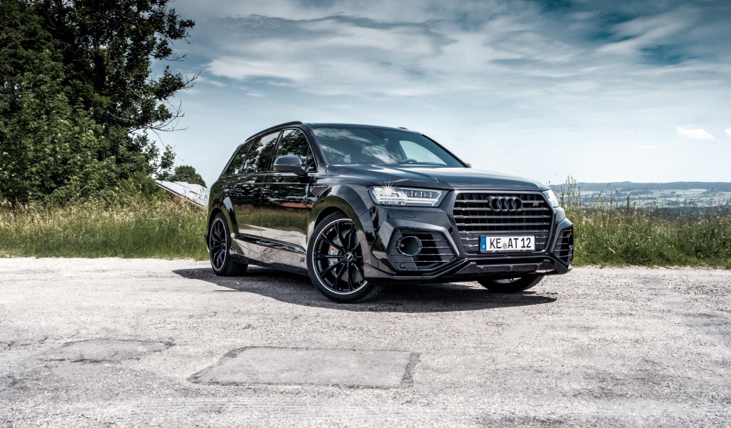 Черный автомобиль ABT Audi Q7 50 TDI на фоне неба