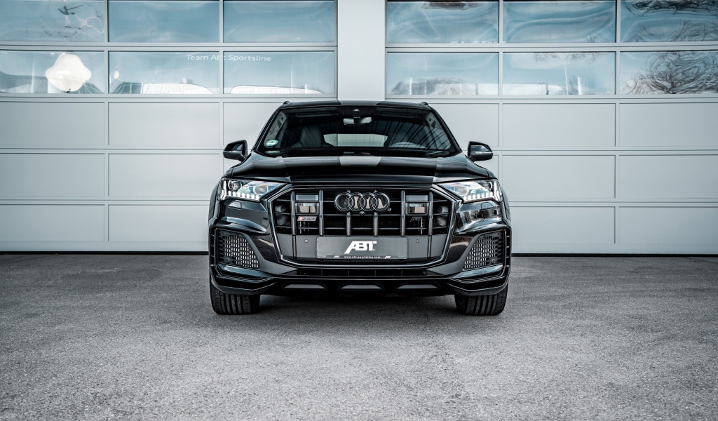 Черный автомобиль ABT Audi SQ7 TDI Widebody 2020 года вид спереди