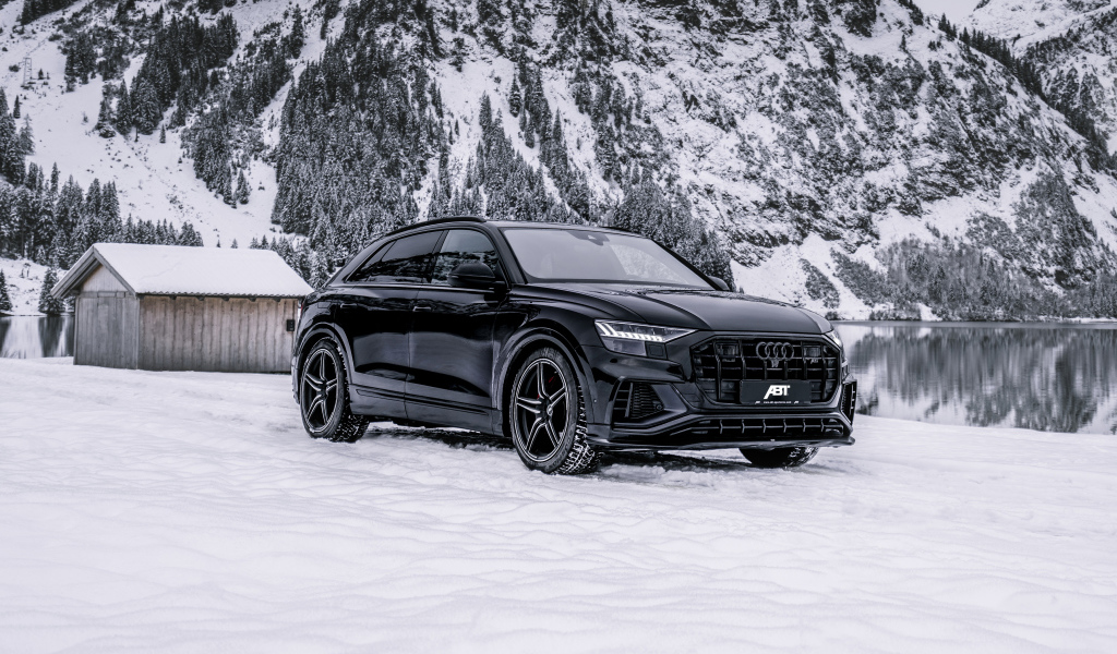 Черный автомобиль Audi ABT SQ8 TDI, 2019 года на фоне заснеженных гор