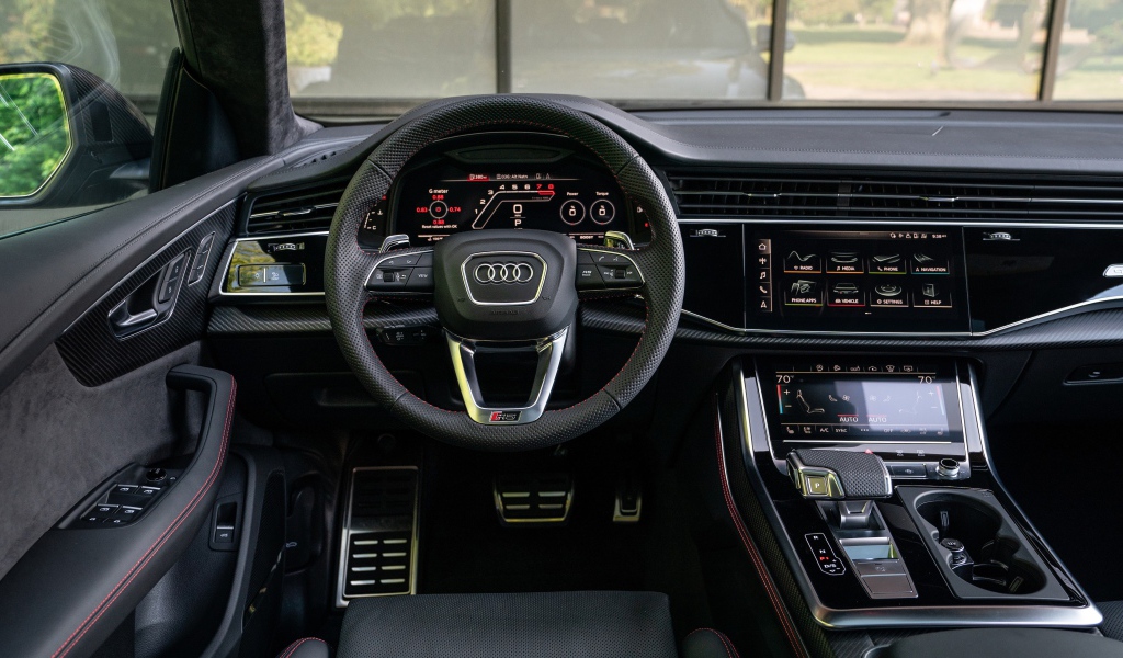Черный кожаный салон автомобиля  Audi RS Q8, 2021 года