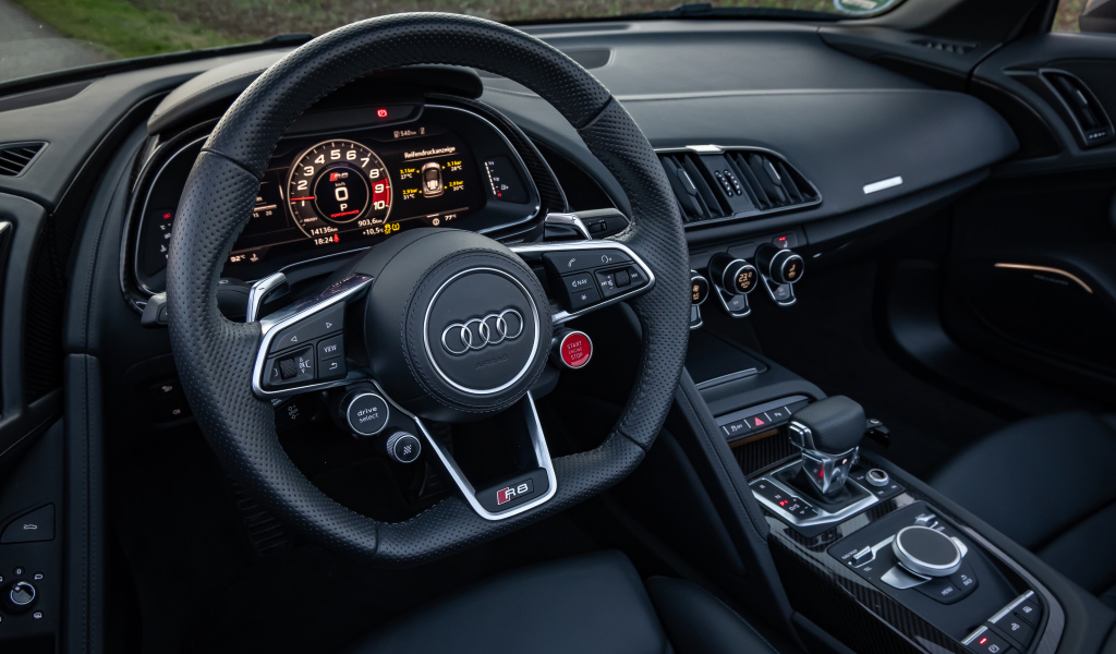 Черный кожаный руль в автомобиле Audi R8 V10