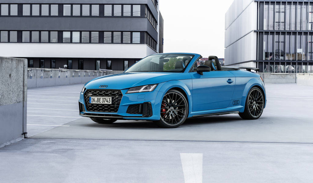 Голубой автомобиль кабриолет Audi TTS, 2021 года