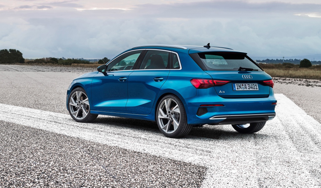 Синий автомобиль Audi A3 Sportback 35 TFSI 2020 года вид сзади