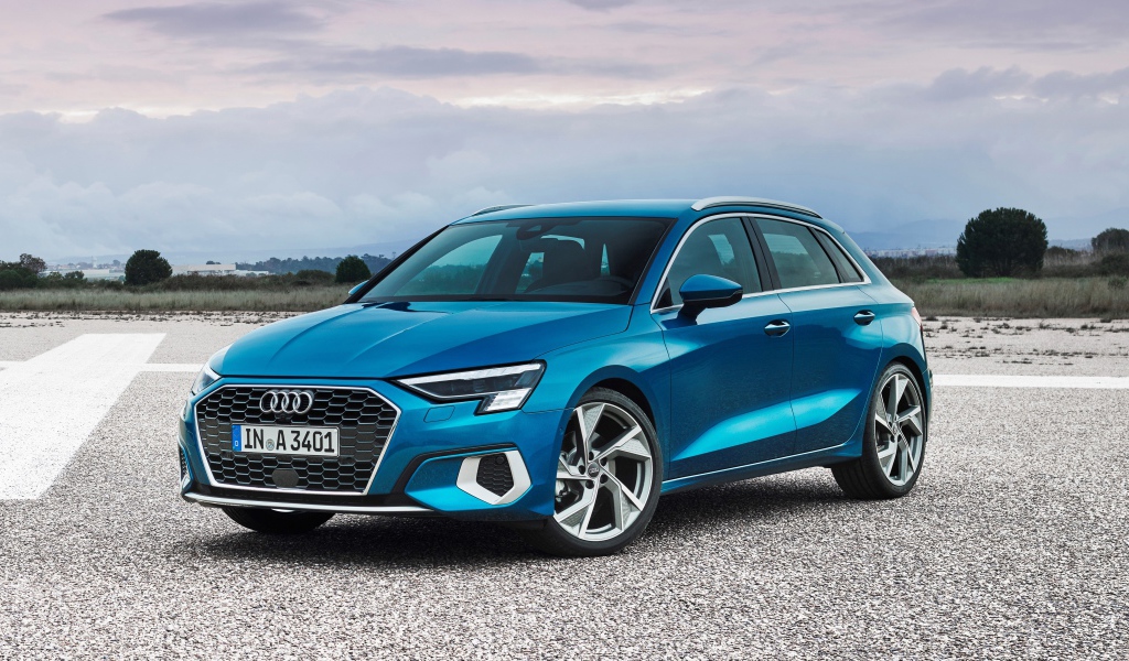 Синий автомобиль Audi A3 Sportback 35 TFSI 2020 года на асфальте 