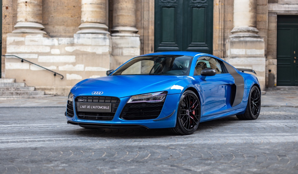 Синий автомобиль Audi R8 LMX у старого здания