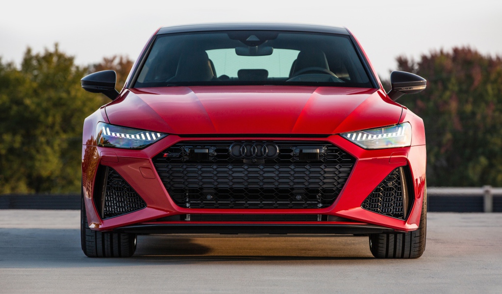 Красный автомобиль  Audi RS 7 Sportback, 2021 года вид спереди