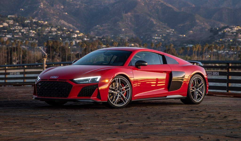 Красный автомобиль  Audi R8 V10 Performance, 2020 года на фоне гор 