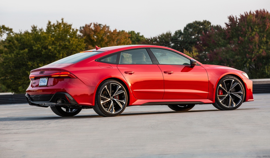 Красный автомобиль  Audi RS 7 Sportback, 2021 года вид сбоку