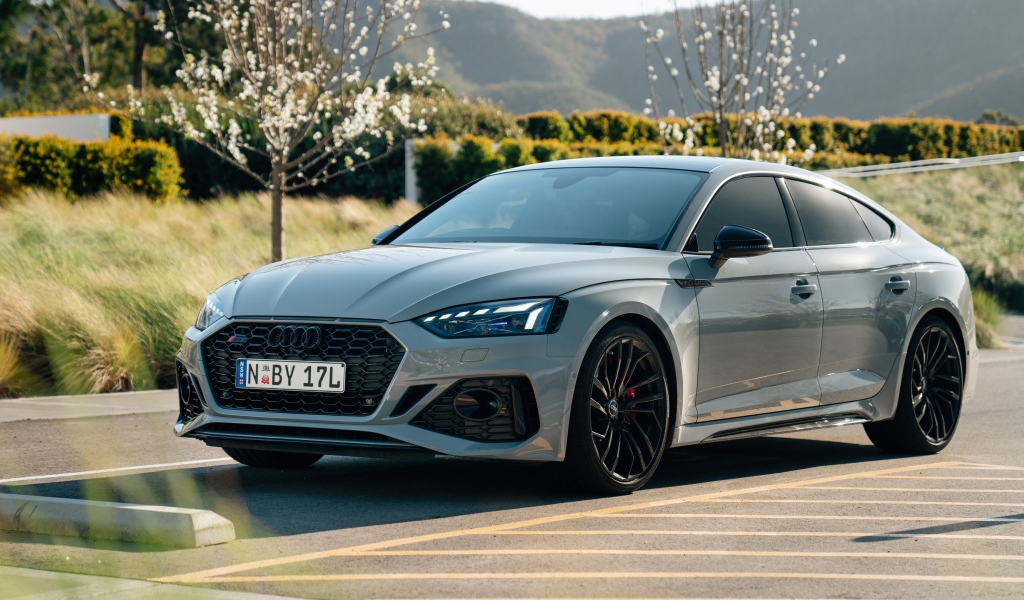 Серебристый автомобиль Audi RS 5 Sportback 2020 года на дороге