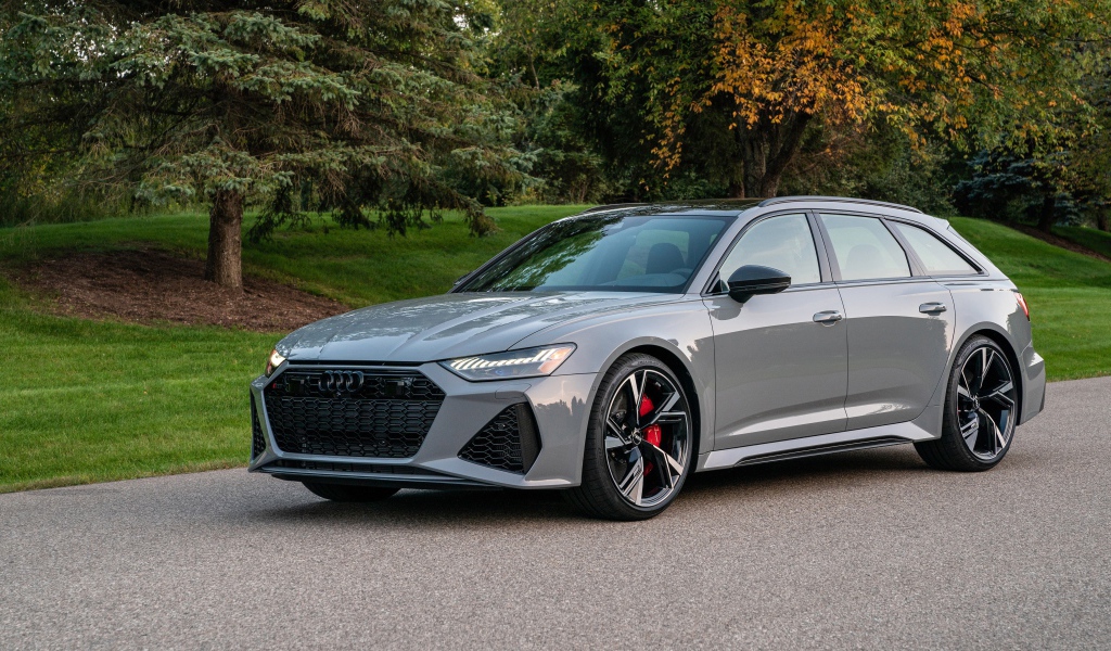 Серебристый автомобиль Audi RS 6 Avant, 2021 года вид спереди