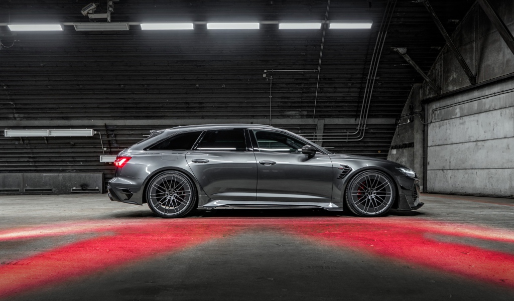 Серебристый автомобиль ABT RS6-R 2020 года в ангаре