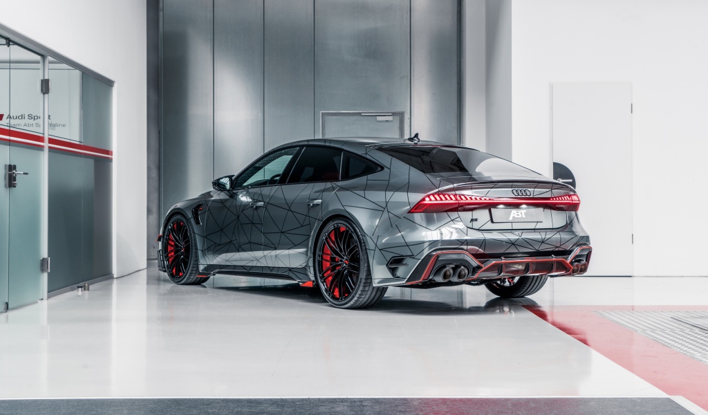 Серебристый автомобиль ABT RS7-R 2020 года вид сзади