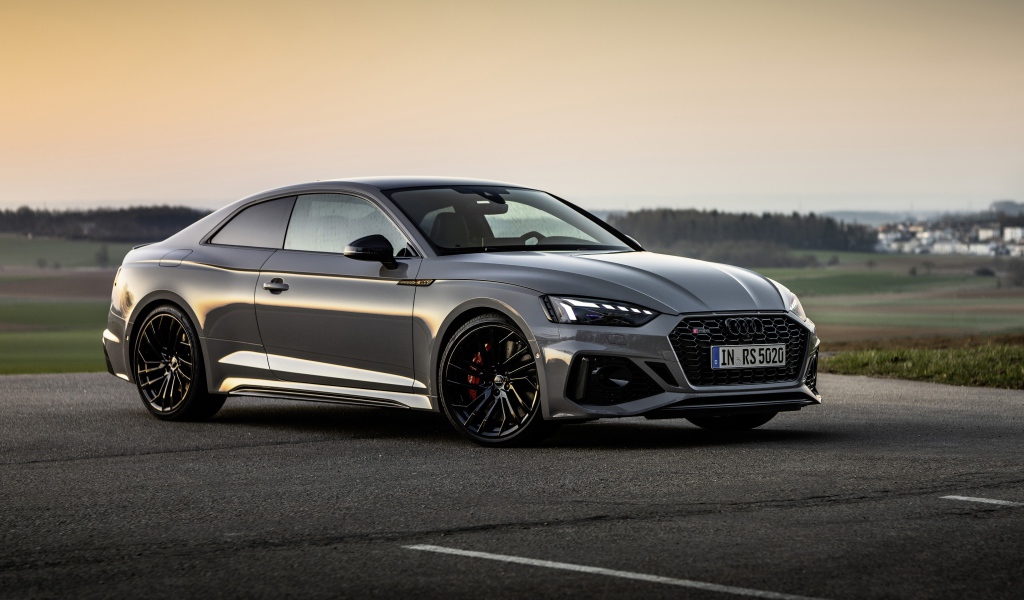 Серебристый автомобиль Audi RS 5 Coupe 