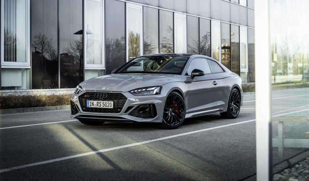 Серебристый автомобиль Audi RS 5 Coupe у здания 