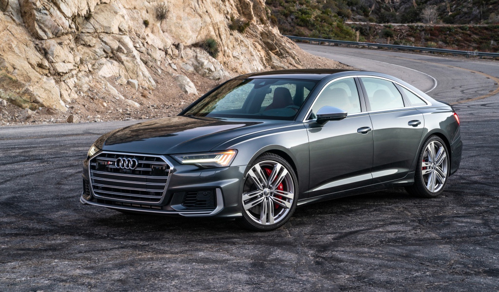 Серебристый седан  Audi S6, 2020 года на повороте 