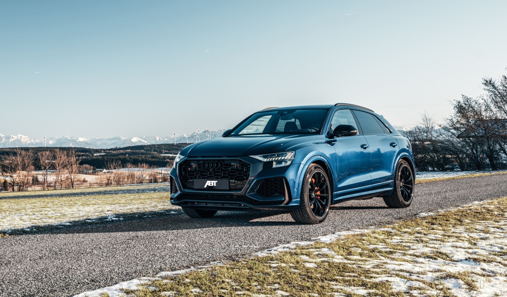 Стильный автомобиль  Audi RS Q8 2020 года на дороге 