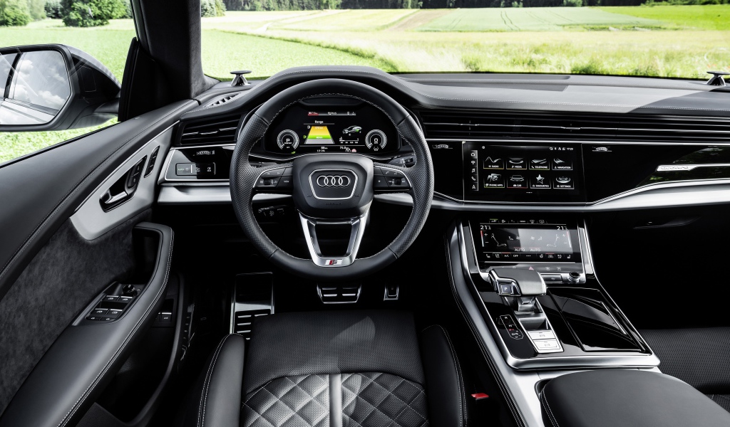 Черный кожаный салон автомобиля Audi Q8 60 TFSI E Quattro S Line 2020 года