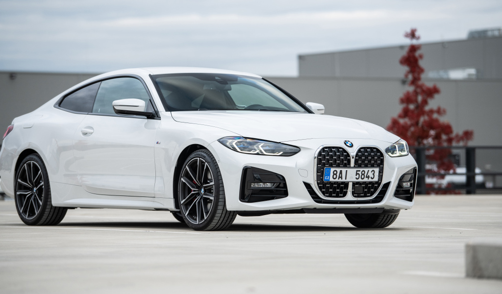 Белый автомобиль BMW 420d XDrive Coupé M Sport 2020 года
