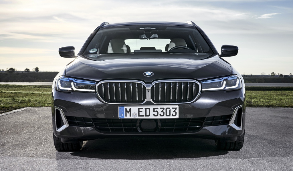 Черный автомобиль BMW 530d XDrive Touring Luxury Line 2020 года вид спереди