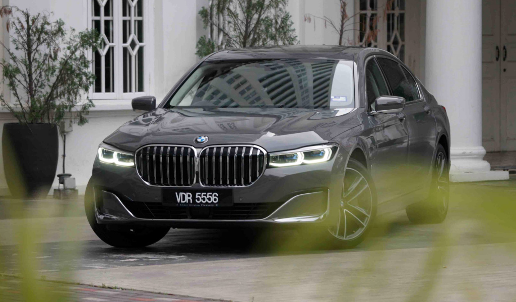 Черный автомобиль BMW 740Le XDrive 2020 года 