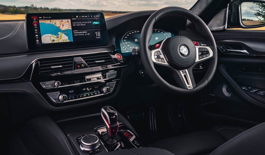 Черный кожаный салон автомобиля BMW M5 Competition 2020 года