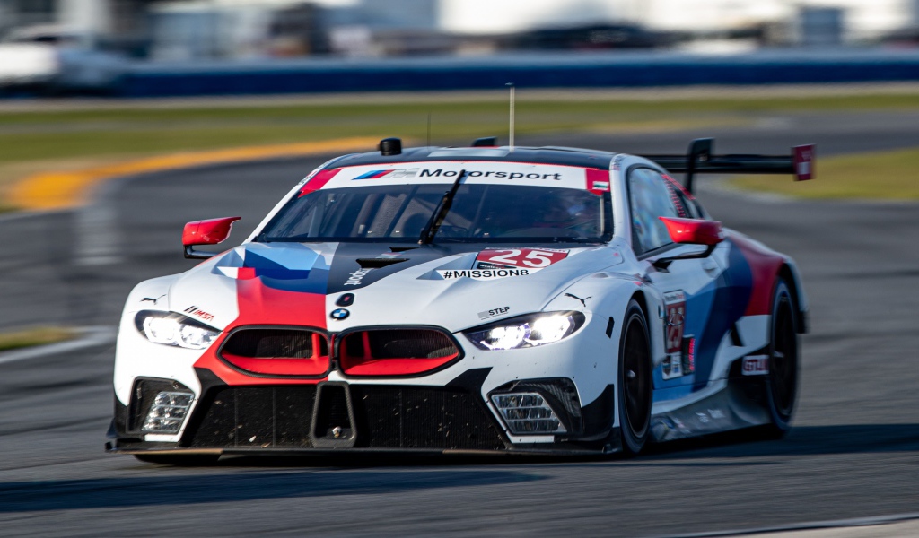 Гоночный автомобиль BMW M8 GTE 2020 года на трассе