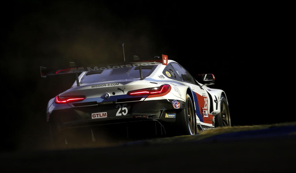 Гоночный автомобиль BMW M8 GTE 2020 года на соревнованиях 