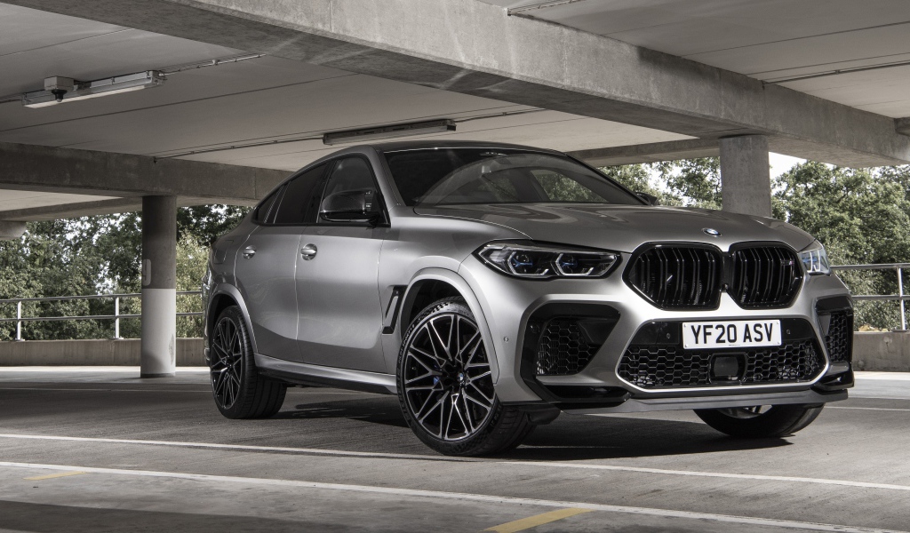 Кроссовер BMW X6 M Competition 2020 года под мостом
