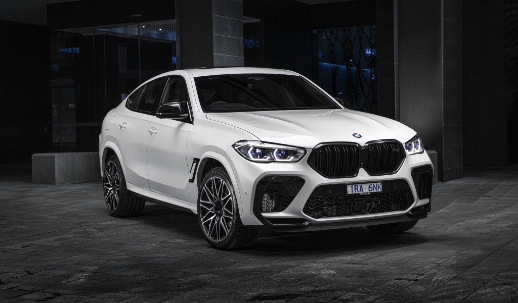 Белый автомобиль BMW X6 M Competition 2020 года 
