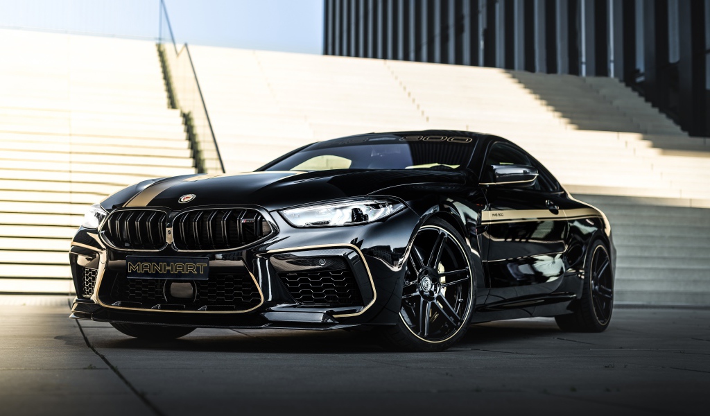 Черный автомобиль BMW Manhart MH8 800 2020 года у лестницы 