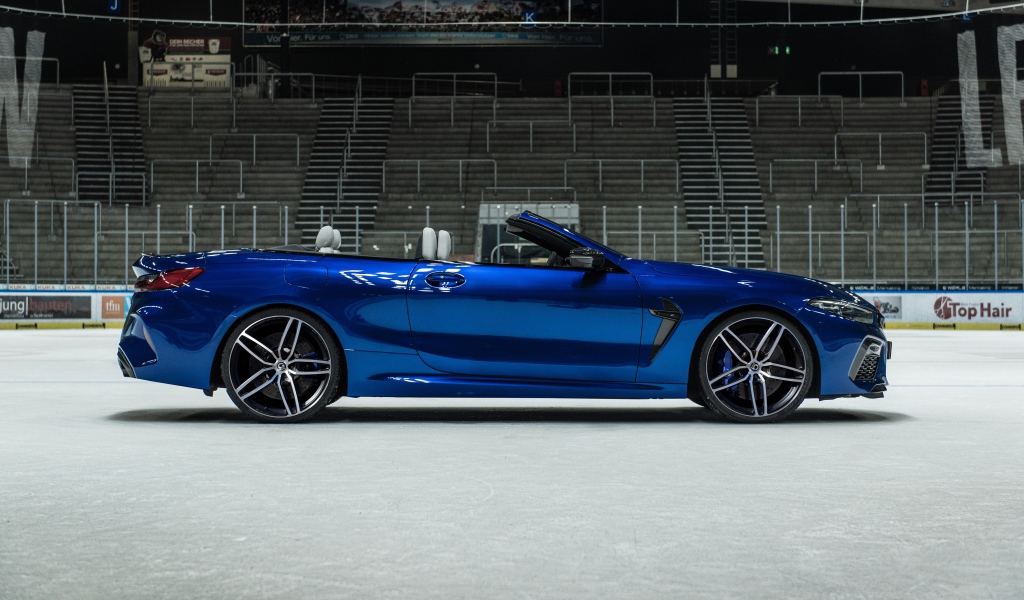 Синий автомобиль  BMW M8 Competition Cabrio 2020 года вид сзади
