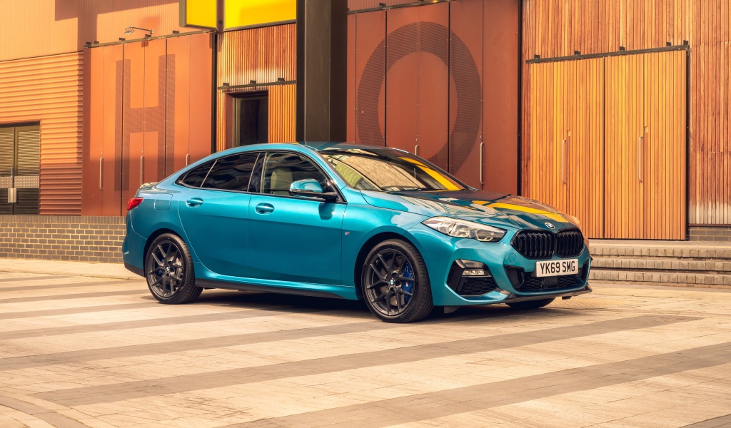 Синий автомобиль BMW 218i Gran Coupe M Sport 2020 года у здания 