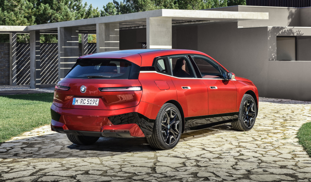 Кроссовер BMW IX Sport 2021 года вид сзади