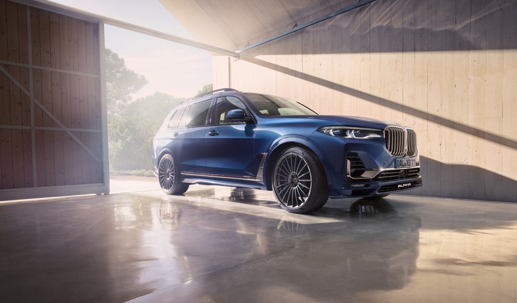 Внедорожник BMW Alpina XB7, 2021 года в гараже 