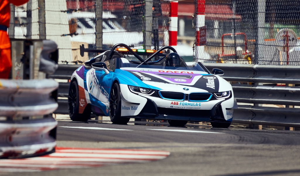 Гоночный автомобиль BMW I8 Roadster на трассе 