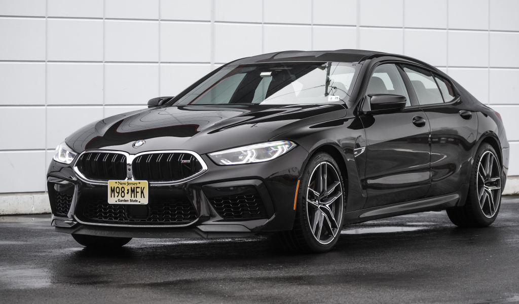 Черный автомобиль BMW M8, 2020 года