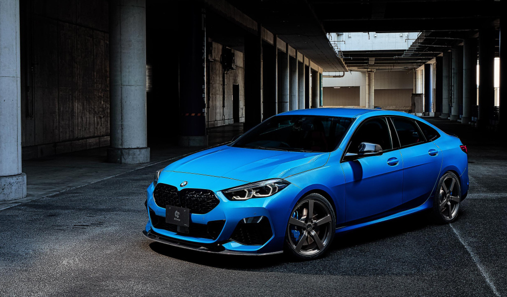 Синий автомобиль BMW 2 Series Gran Coupé 2020 года на подземной парковке