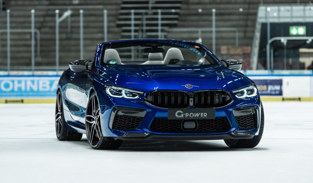 Синий автомобиль  BMW M8 Competition Cabrio 2020 на стадионе 