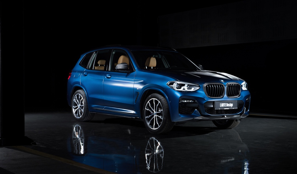 Синий автомобиль Larte Design BMW X3 XDrive30d 2020 года на черном фоне