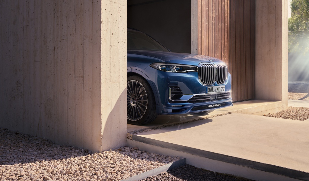 Автомобиль BMW Alpina XB7, 2021 года выезжает из гаража