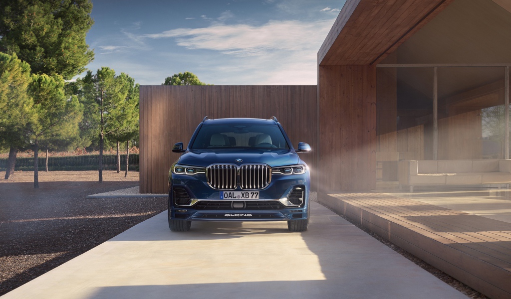 Автомобиль BMW Alpina XB7, 2021 года у дома