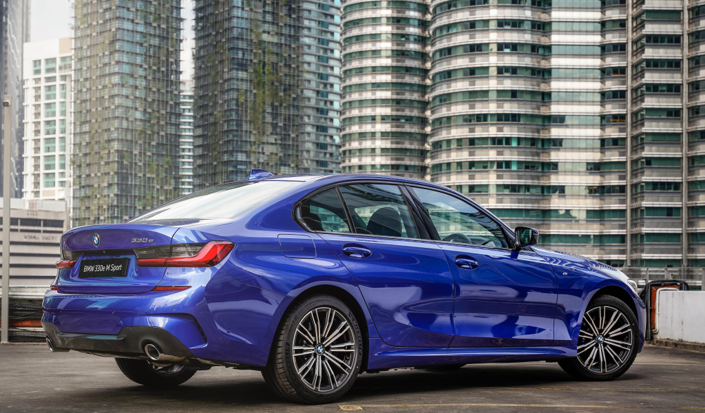 Дорогой автомобиль BMW 330e M Sport 2021 года вид сзади